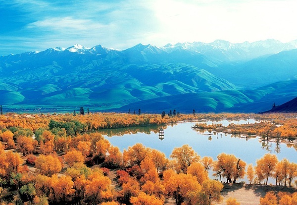 漫步新疆古城，古韵街道映衬西域风情